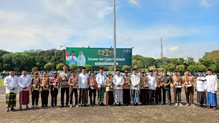 MEMPERIHANTAI HARI SANTRI SEKALIGUS PENYERAHAN PIALA JS OLEH KEPALA KEMENAG KAB. LUMAJANG